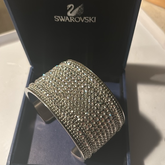 Gorgeous Authentic Signed Swarovski Diamond Cuff Size M. In box. Dazzling Cuff! - Picture 4 of 14